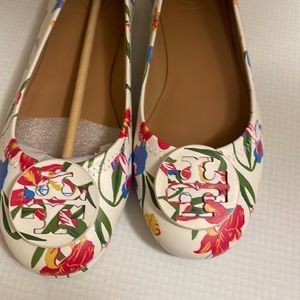 Tory burch flats brand new never worn, adorable floral design, super fun shoes!